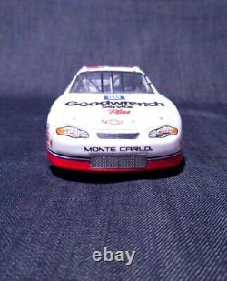 Autographed 2001 Kevin Harvick #29 Rookie Of The Year GM Goodwrench Action 124