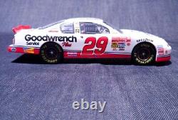 Autographed 2001 Kevin Harvick #29 Rookie Of The Year GM Goodwrench Action 124