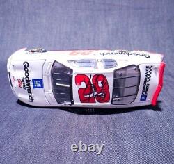 Autographed 2001 Kevin Harvick #29 Rookie Of The Year GM Goodwrench Action 124