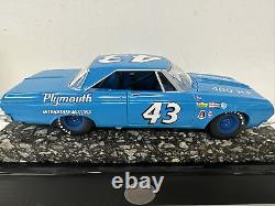 RICHARD PETTY #461/660 AUTOGRAPHED 64 PLYMOUTH BELVEDERE #43 NASCARkw1123-727