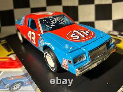 AUTOGRAPHIÉ RICHARD PETTY #43 STP 1981 Buick 7ème victoire à Daytona Version de course 1/780