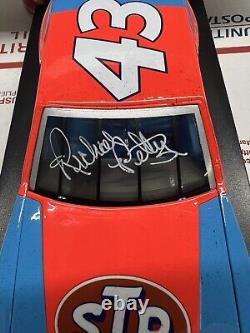 Autographié avec COA # 43 1981 STP Buick Richard Petty Daytona NIB 1/24 RWV Lionel