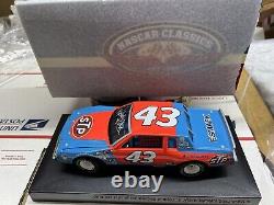 Autographié avec COA # 43 1981 STP Buick Richard Petty Daytona NIB 1/24 RWV Lionel