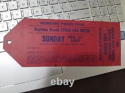 Billet de presse pour la course de voitures de série de Daytona Beach en 1957 avec Bill France et Cotton Owens