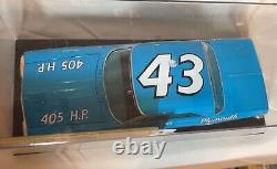 ERTL Richard Petty #43 1964 Plymouth Moulé sous pression avec billet de course Daytona