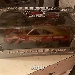 GUERRIER AILÉ MAIN SIGNÉE BOBBY ALLISON 1969 22 DODGE DAYTONA NASCAR Autographe