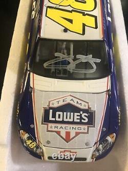 Jimmie Johnson a signé la voiture de stock à l'échelle 1/24 #48 Lowes Memorial Day 1 sur 357