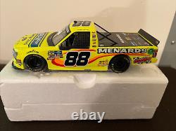 Matt Crafton 2019 88 Menards Ideal Door PROTOTYPE CHAMPIONSHIP YEAR 124 Diecast translated into French is:<br/>
<br/>Matt Crafton 2019 88 Menards Ideal Door PROTOTYPE CHAMPIONSHIP YEAR 124 Diecast.