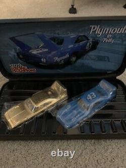 Richard Petty Die Cast Collectable Gift 24 Karat Gold Plymouth<br/> 		


<br/> La collection de voitures miniatures Richard Petty en fonte avec finition en or 24 carats, cadeau de collection.