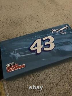 Richard Petty Die Cast Collectable Gift 24 Karat Gold Plymouth<br/>
<br/> 
	La collection de voitures miniatures Richard Petty en fonte avec finition en or 24 carats, cadeau de collection.