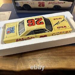 Université de course Ford Junior Johnson Autographiée #26 Holly Farms 1965