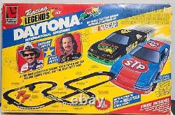 VTG 1993 LIFE-LIKE Racing Legends à Daytona HO Scale SLOT CARS, RICHARD PETTY <br/>
<br/>Translation: VTG 1993 LIFE-LIKE Racing Legends à Daytona HO Scale VOITURES À ÉCHELLE SLOT, RICHARD PETTY