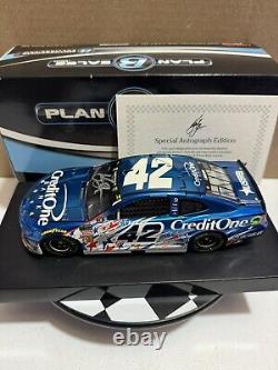 Version de course patriotique de Chicagoland signée RARE par Kyle Larson en 2018 124 Liquid